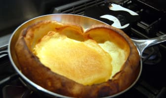 Dutch baby pancake dans une poêle