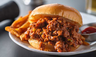 Sloppy joe servi avec frites et ketchup