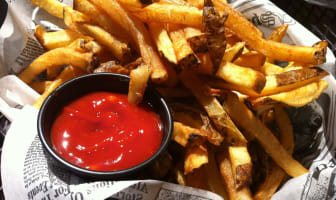 Frites maison et ketchup