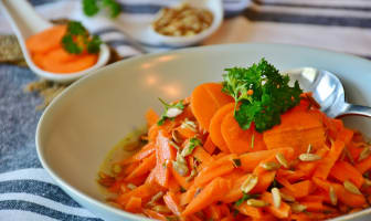 Salade de carottes, graines et persil