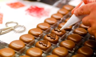 Bonbons au chocolat décorés à la poche à douille