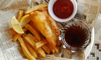 Poisson frit, frites et sauce dans un journal