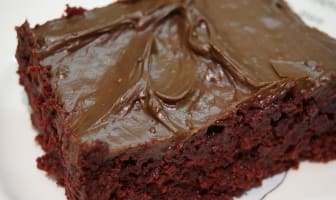 Gâteau au chocolat recouvert d'une ganache au chocolat au lait