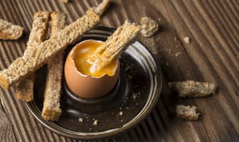 Oeuf à la coque et mouillettes de pain toasté.