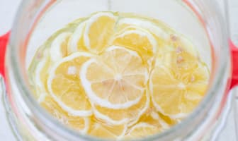 Sirop de citron en cours de préparation