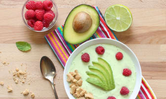 Smoothie bowl avocat, citron vert, framboises