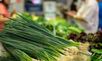 Cive en vente sur l'étal d'un marché