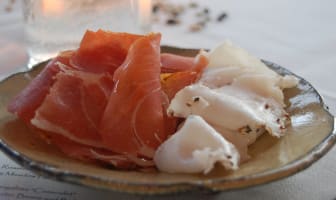 Tranches de prosciutto dans une assiette