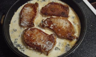 Côtelettes de porc, sauce à la crème et roquefort