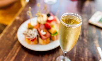 Tapas accompagnés d'un verre de cava