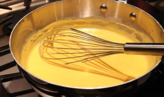 Préparation d'une sauce fromage pour gratins de pâtes ou de légumes.