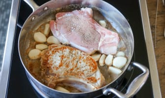 Côtes de veau à la gousse d'ail en sauteuse