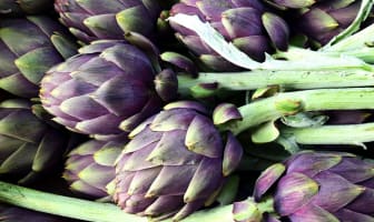 Artichauts violets sur l'étal d'un marché