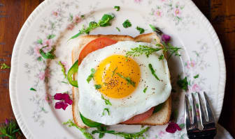 Oeuf au plat sur tranche de pain de mie