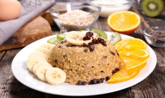 Bowl cake avec orange, banane et kiwi