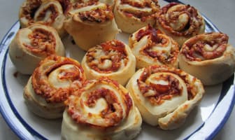 Pizza rolls dans un plat