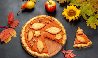 Pumpkin pie avec décorations d'automne