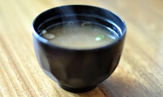 Soupe miso dans un bol