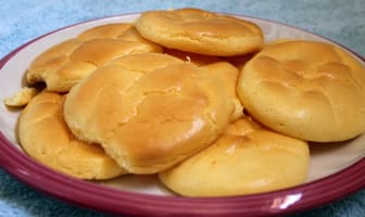 Cloud bread ou pains nuages dans une assiette