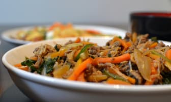 Bulgogi servi dans une assiette creuse