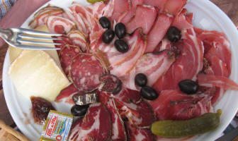 Une belle assiette de charcuterie Corse.