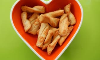 Petits gâteaux apéritif dans une coupelle