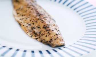 Filet de maquereau cuisiné et présenté dans une assiette