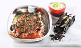 Gravlax de saumon sur assiette blanche et épices