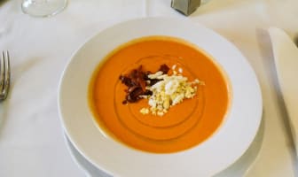 Salmorejo dans une assiette blanche