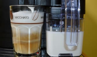 Une machine à  café latte macchiato