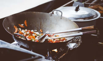 Cuisson d'un wok de légumes