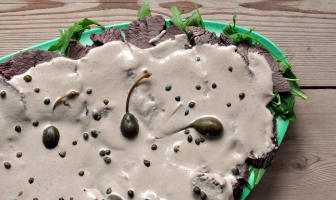 Vitello tonnato servi froid dans une assiette.