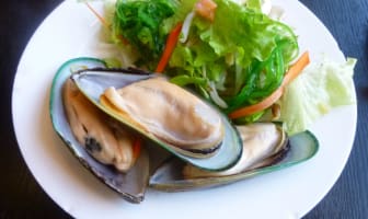 Moules crus et salade