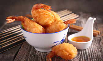 Beignets de crevettes dans un bol sur table en bois