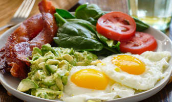 Assiette keto avec oeufs, bacon et avocat