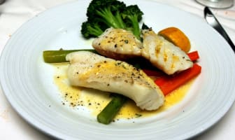 Filets de julienne grillés et ses légumes