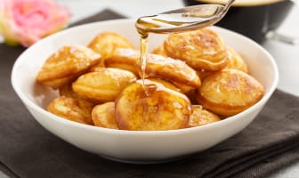 Assiette de poffertjes et sirop d'érable