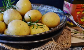 Pommes de terre nouvelles dans une assiette