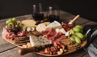 Vin, charcuteries et fromages