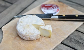 Fromage picodon sur une planche à découper