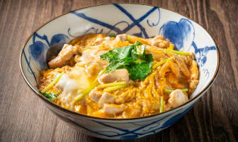 Oyakodon dans un bol asiatique