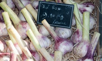 Ail rose sur la marché