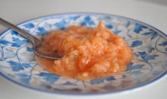 Compote de coing dans une assiette à dessert