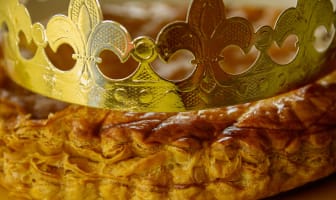 Galette des rois et sa couronne