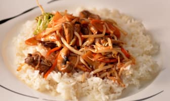 Assiette de chop suey servi avec du riz