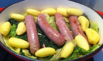 Saucisse, chou et pommes de terre dans une cocotte