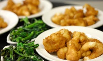 Assiette des beignets de chou-fleur et brocoli rave