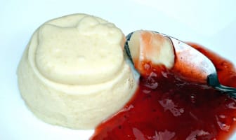 Blanc-manger au coulis de fraises