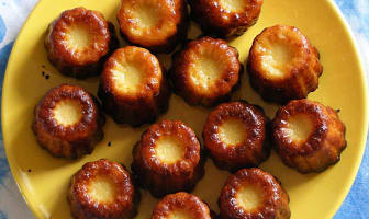 Cannelés dans une assiette.