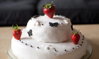 Gâteau décoré avec de la pâte à sucre